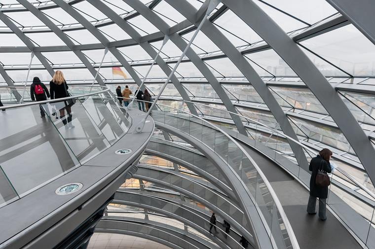 Interior da cúpula do edifício Reichtag: Uma arquitetura de alta tecnologia que pode ser tocada.